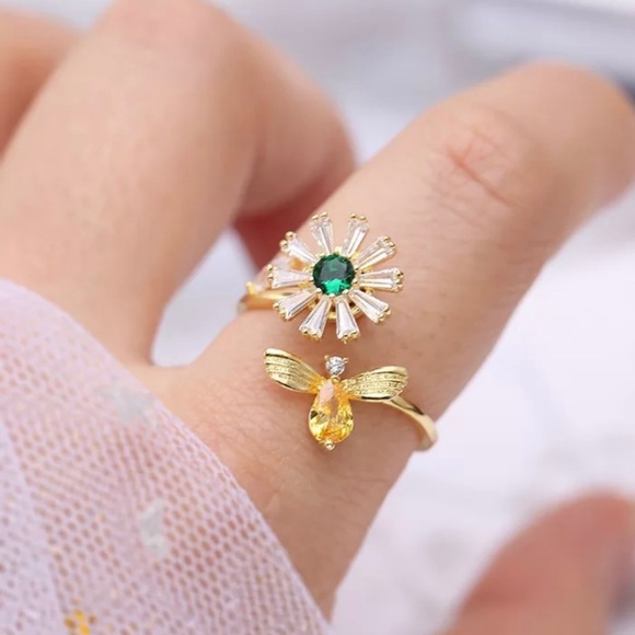 Jewelry - Fancy Fidget Spinner Rotating Daisy & Bee Crystal Yellow Gold Ring Adjustable OS